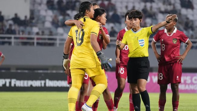 Pelatih Timnas Indonesia Putri U-19 Rudy Eka Priyambada mengkritik AFF menyusul kinerja wasit asal Vietnam, Le Thi Ly, yang memberi kartu merah kepada Fani.